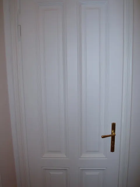 Kazetirana vrata nakon obnove i lakiranja